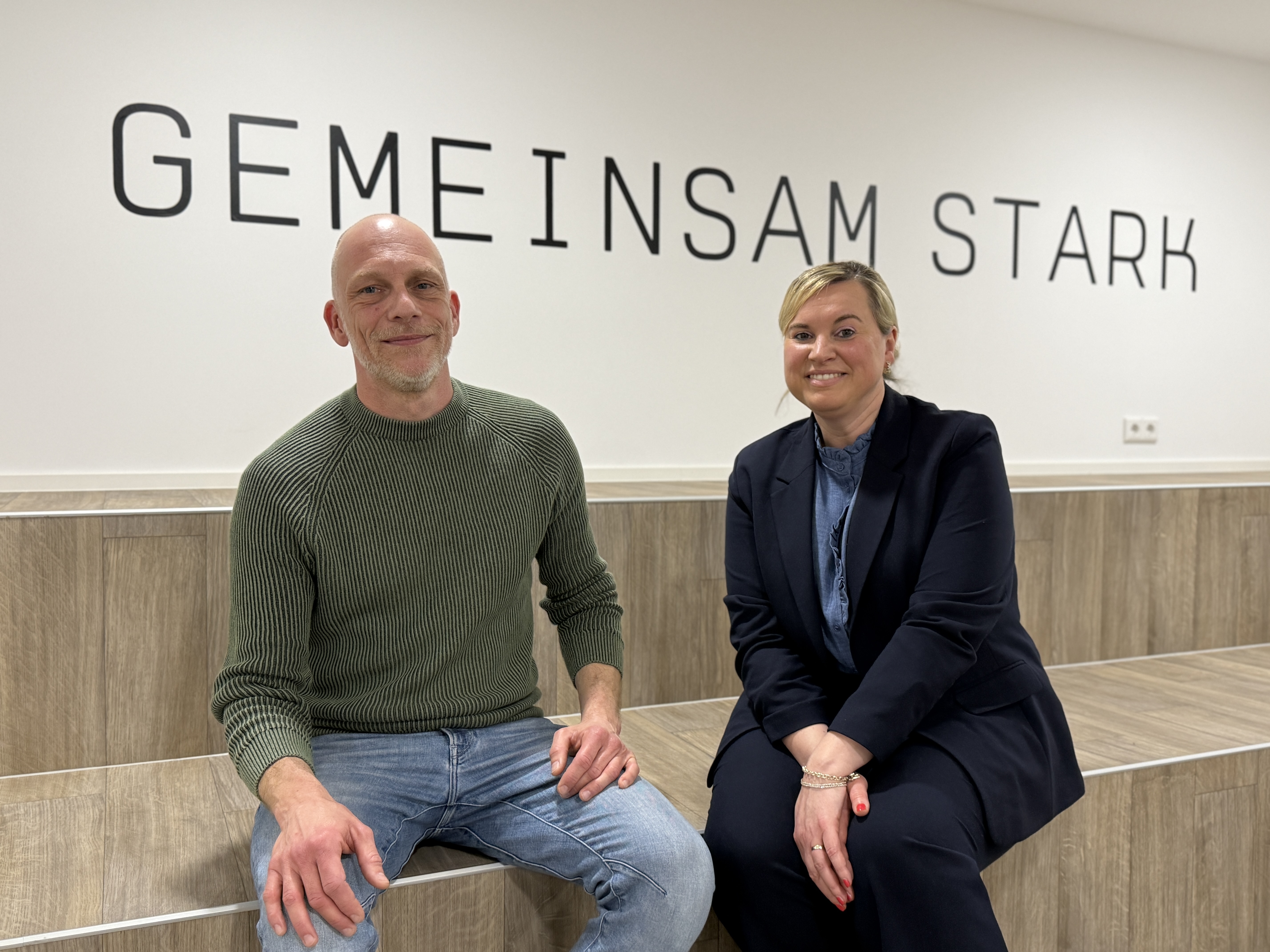 Ingo Bachmann sitzend mit Kollegin Sandra