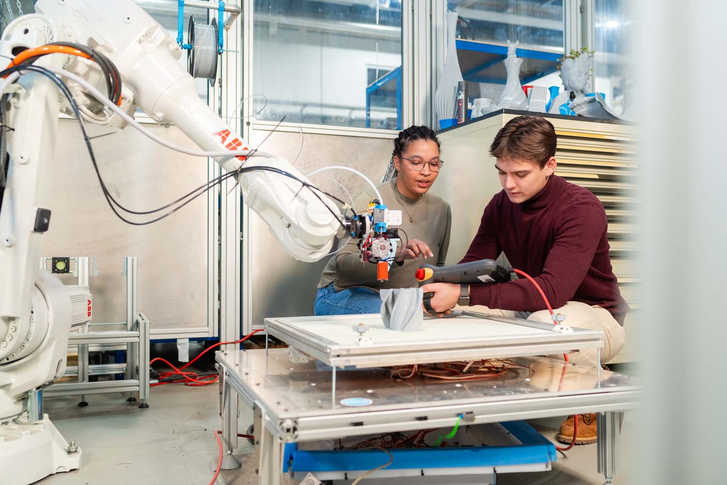 Zwei Personen in einem Labor experimentieren.