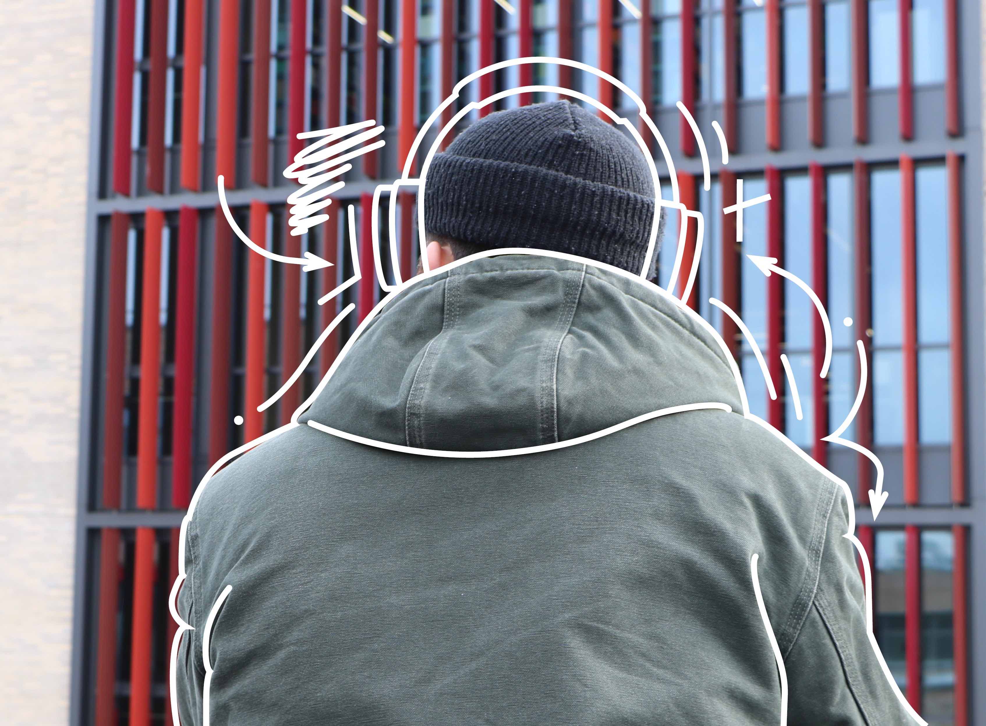 Eine Person ist vor den HRW Lamellen von hinten zu sehen und trägt einen skizzierten Kopfhörer auf den Ohren.