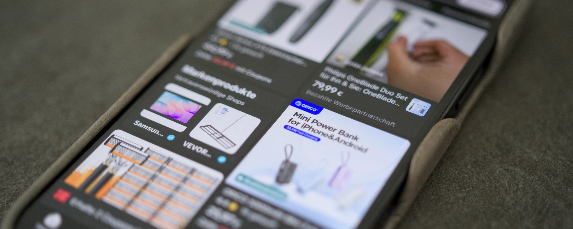 Ein Smartphone auf dem Online Shoppingergebnisse zu sehen sind