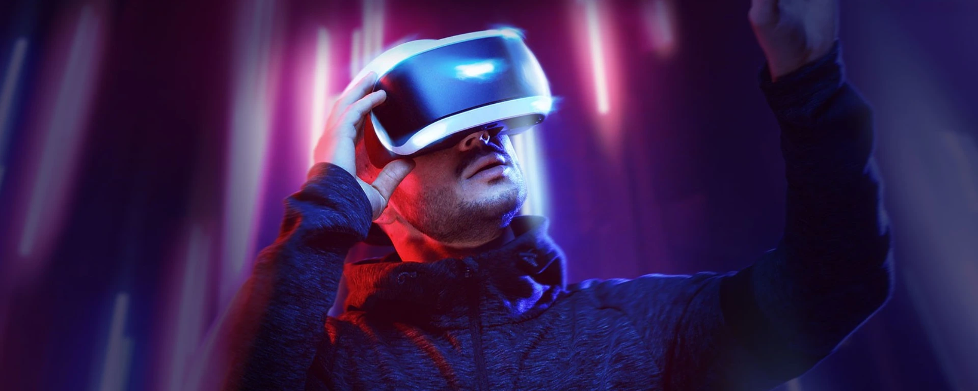 Person mit VR-Brille in futuristischer Neonbeleuchtung – Symbolbild für immersive Technologien, Virtual Reality und digitale Customer Experience.