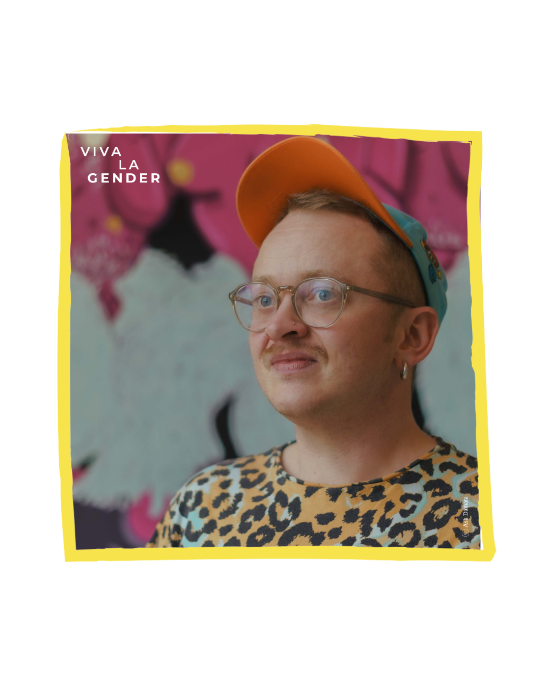 Person mit Brille, Schnurrbart und Ohrring, im Leoparden-Shirt und orangefarbener Kappe vor pinkem Hintergrund; Text: 'Viva La Gender'.