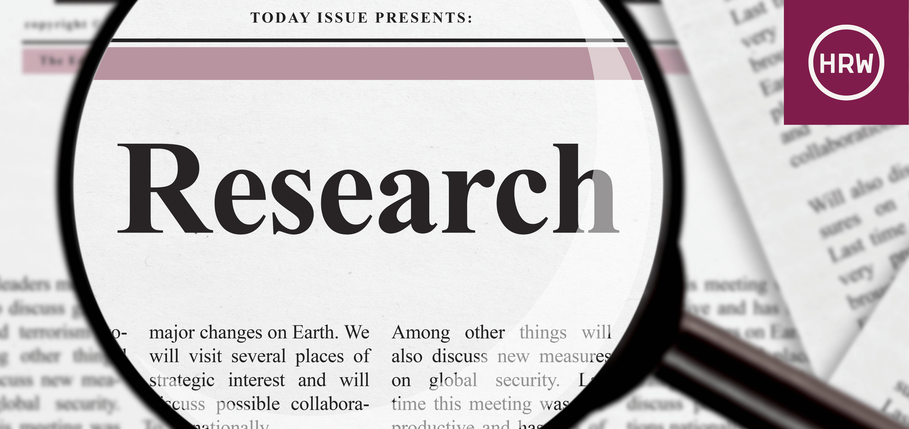 Eine Zeitung mit dem hervorgehobenen Wort „Research“ unter einer Lupe. Oben steht „Today issue presents“. Rechts oben ist ein weinrotes Kästchen mit dem weißen Logo „HRW“ zu sehen.