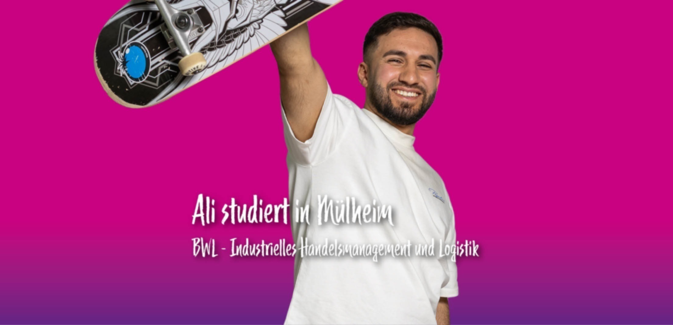 Foto: junger Mann, der ein Skateboard in die Luft hält