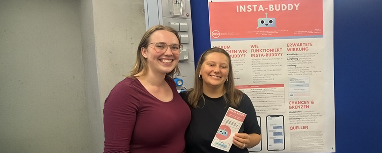 Zwei Studentinnen vor einem Plakat in einem Seminarraum