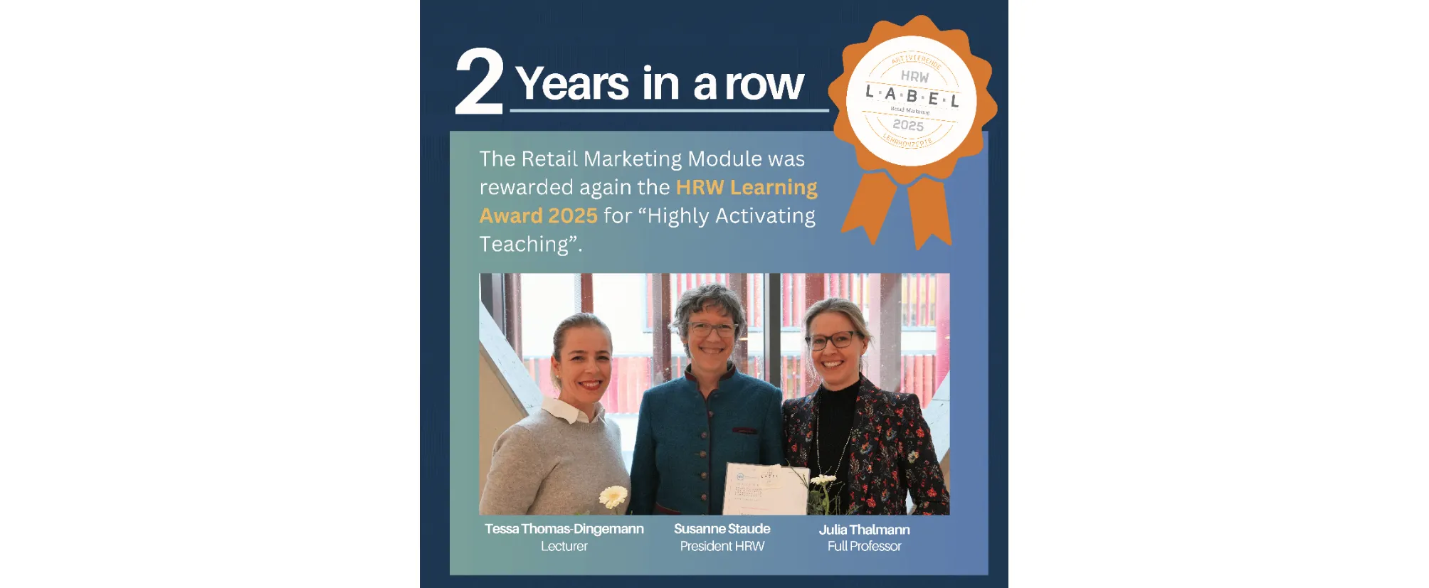Das Bild zeigt drei lächelnde Frauen, die gemeinsam eine Urkunde halten. Der Schriftzug „2 Years in a Row“ verweist auf die wiederholte Auszeichnung des Retail-Marketing Kurses für besonders aktivierende Lehre.