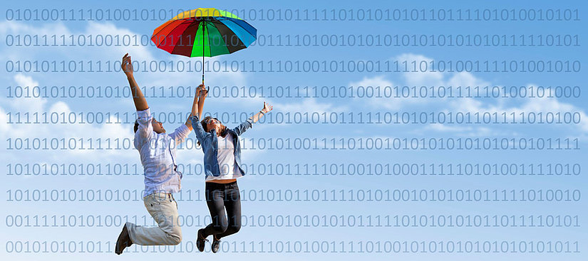 Zwei Personen, die mit einem bunten Regenschirm in der Hand in die Luft springen. Zudem ist über das ganze Bild ein Binärcode verteilt.
