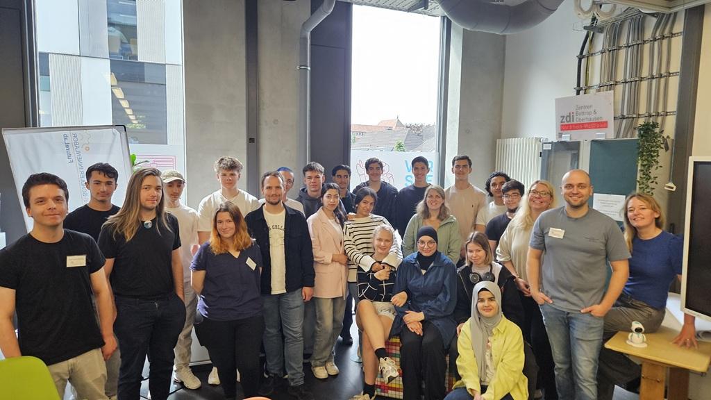 Das Foto zeigt ein Gruppenfoto mit den Schülern der Janusz-Korczak-Gesamtschule aus Bottrop.