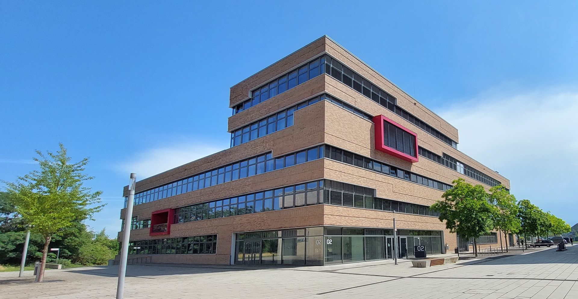 Außenansicht von Gebäude 2 auf dem Campus Bottrop der Hochschule Ruhr West. Hier ist das Institut für Mess- und Sensortechnik angesiedelt – ein Zentrum für angewandte Forschung, Digitalisierung und moderne Ingenieurwissenschaften.