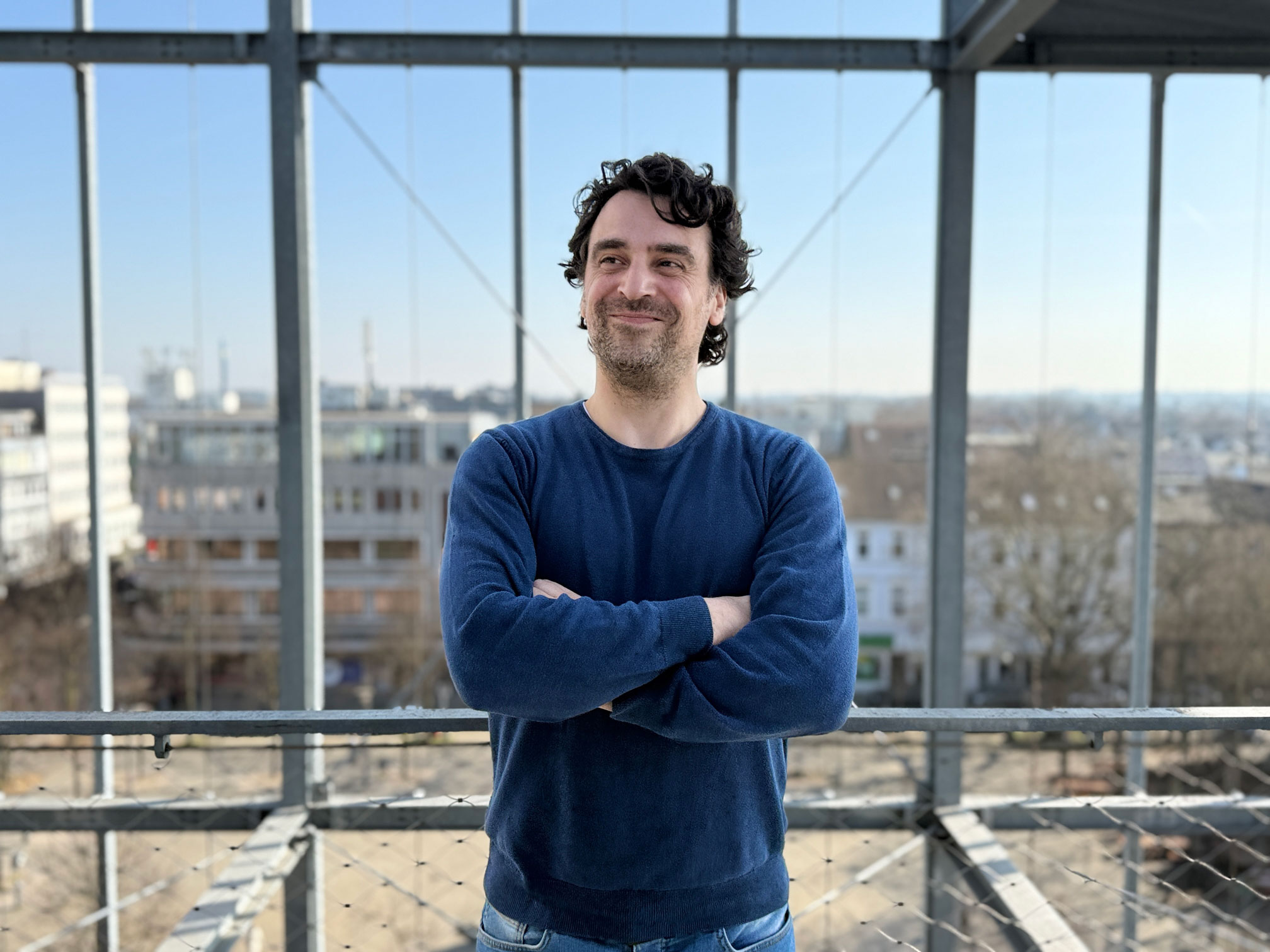 Yusuf Bayazit im Porträt über den Dächern von Oberhausen