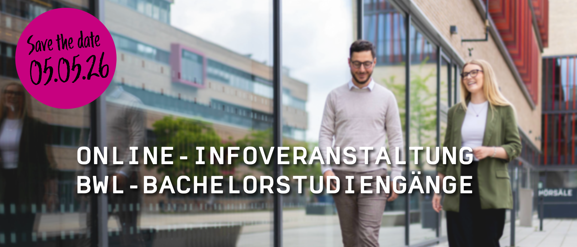 Ankündigungsgrafik für eine Online-Infoveranstaltung zu den BWL-Bachelorstudiengängen der HRW. Vor einem unscharfen Campusmotiv mit zwei gehenden Personen steht in großer weißer Schrift „Online-Infoveranstaltung BWL-Bachelorstudiengänge“. Oben links zeigt ein pinker Kreis den Hinweis „Save the date“ und das Datum 05.05.26.