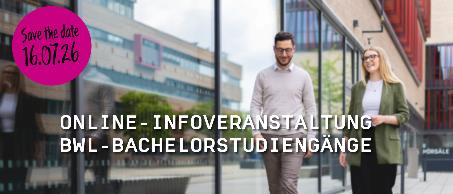 Ankündigungsgrafik für eine Online-Infoveranstaltung zu den BWL-Bachelorstudiengängen der HRW. Vor einem unscharfen Campusmotiv mit zwei gehenden Personen steht in großer weißer Schrift „Online-Infoveranstaltung BWL-Bachelorstudiengänge“. Oben links zeigt ein pinker Kreis den Hinweis „Save the date“ und das Datum 17.07.26.