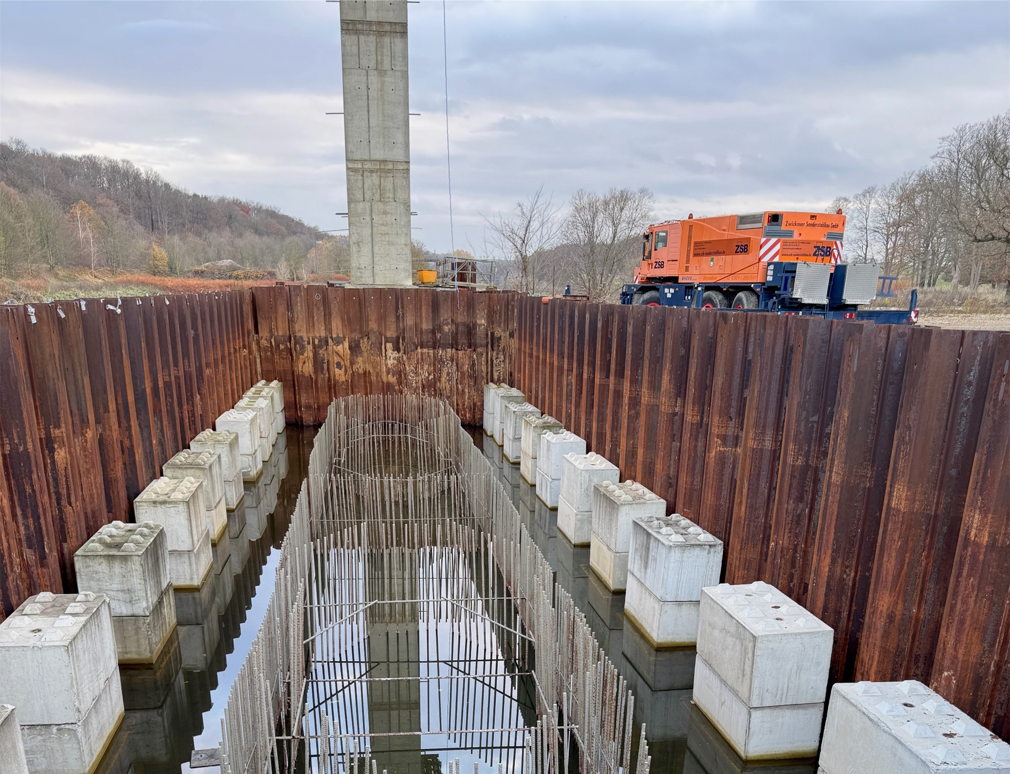 Das BIld zeigt eine Brückenbaustelle