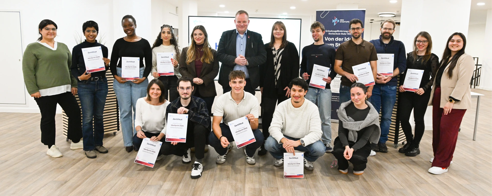 Gruppenbild der vier Teams des HRWStartUps IdeaSprint