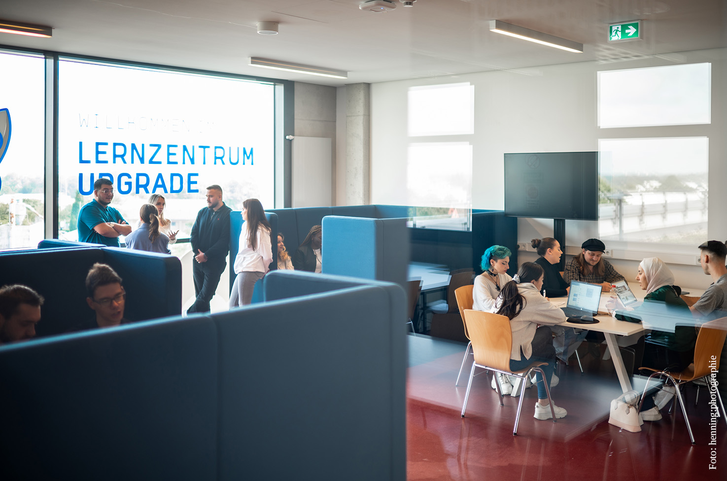 Studierende sitzen im Lernzentrum