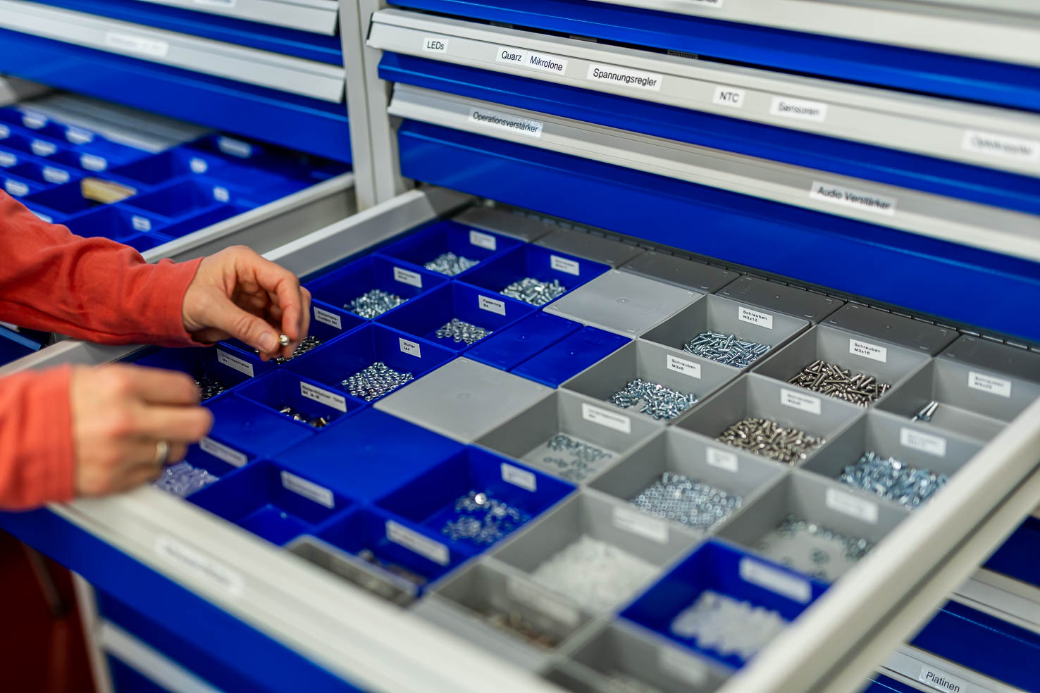 offener Materialschrank MST mit Händen