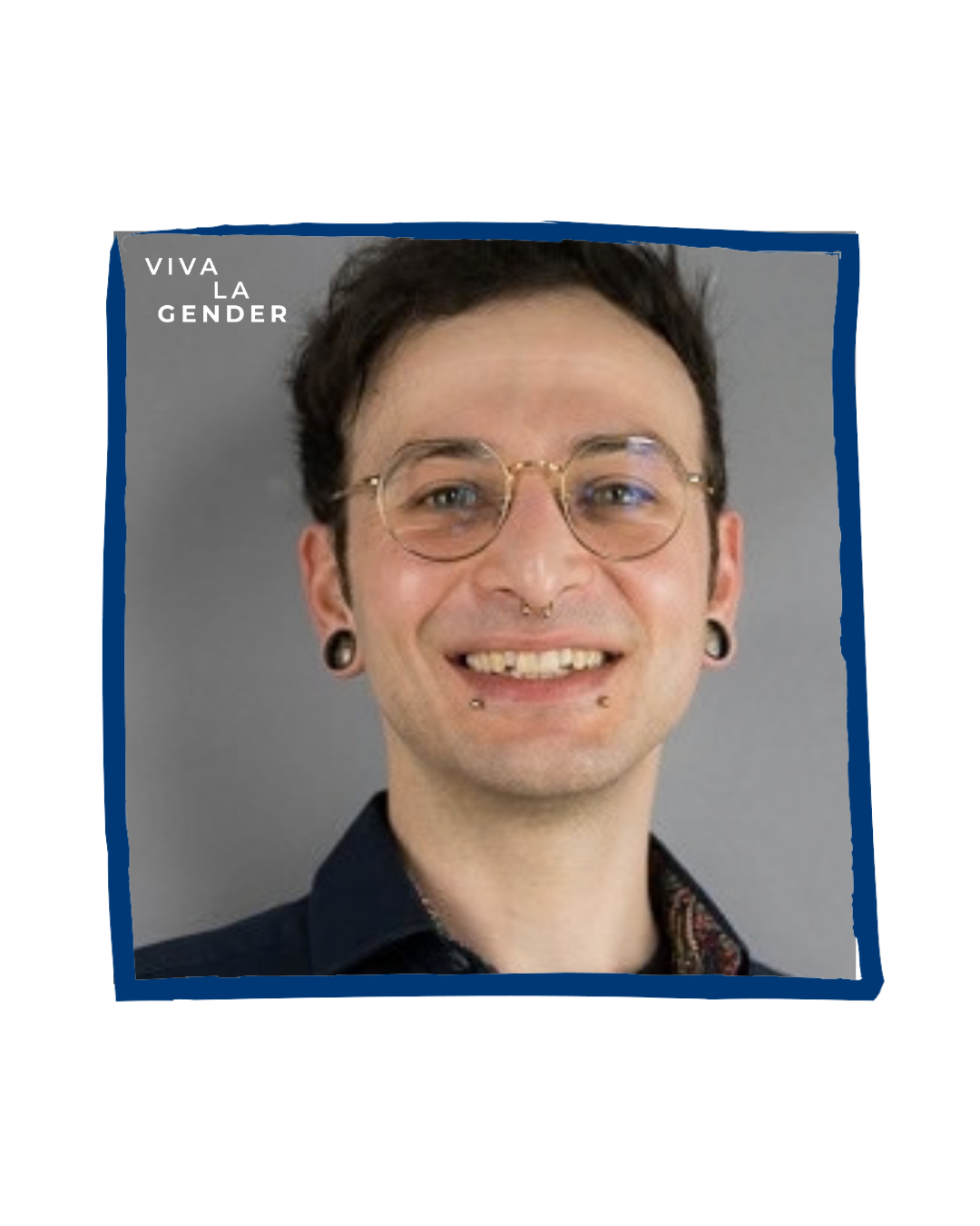 Porträt einer lächelnden Person mit roten Haaren, großer Brille und Nasenpiercing vor grauem Hintergrund; gelber Rahmen, 'Viva La Gender'.