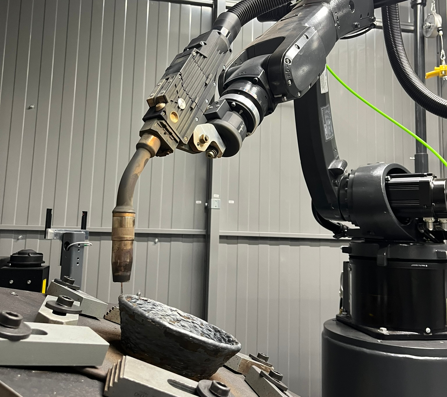 Das Bild zeigt eine Nahaufnahme eines Schweißroboters
