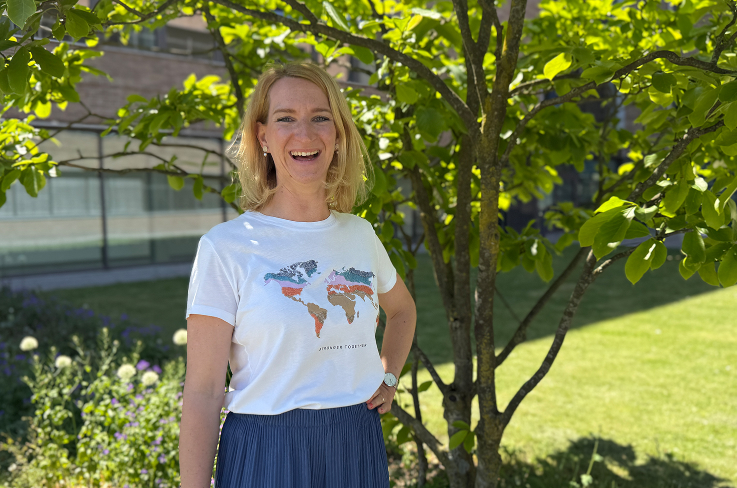 Porträt Aurelia Glubrecht vor einem Baum