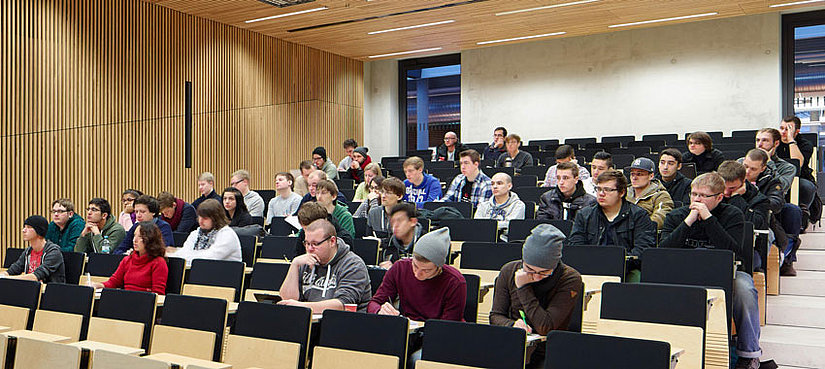 Mehrere Studenten während einer Vorlesung im Hörsaal