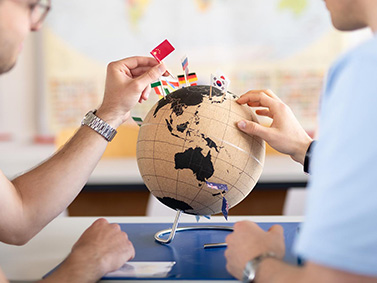 Weltkugel mit Fahnen verschiedener Länder