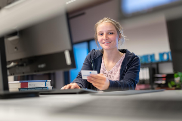 Mitarbeiterin der Bibliothek an der Informationstheke
