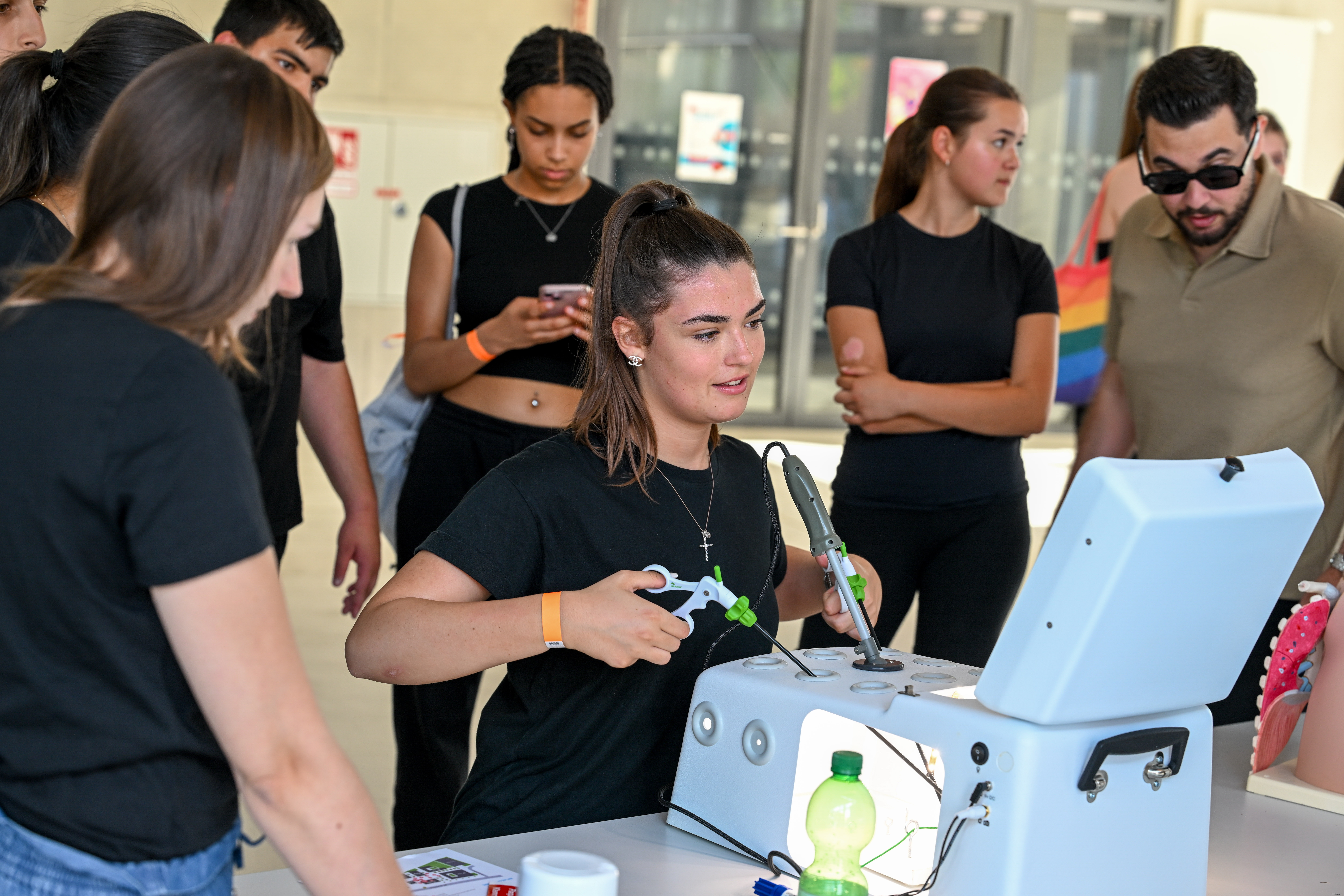 Eine Person bedient ein medizinisches Simulationsgerät.