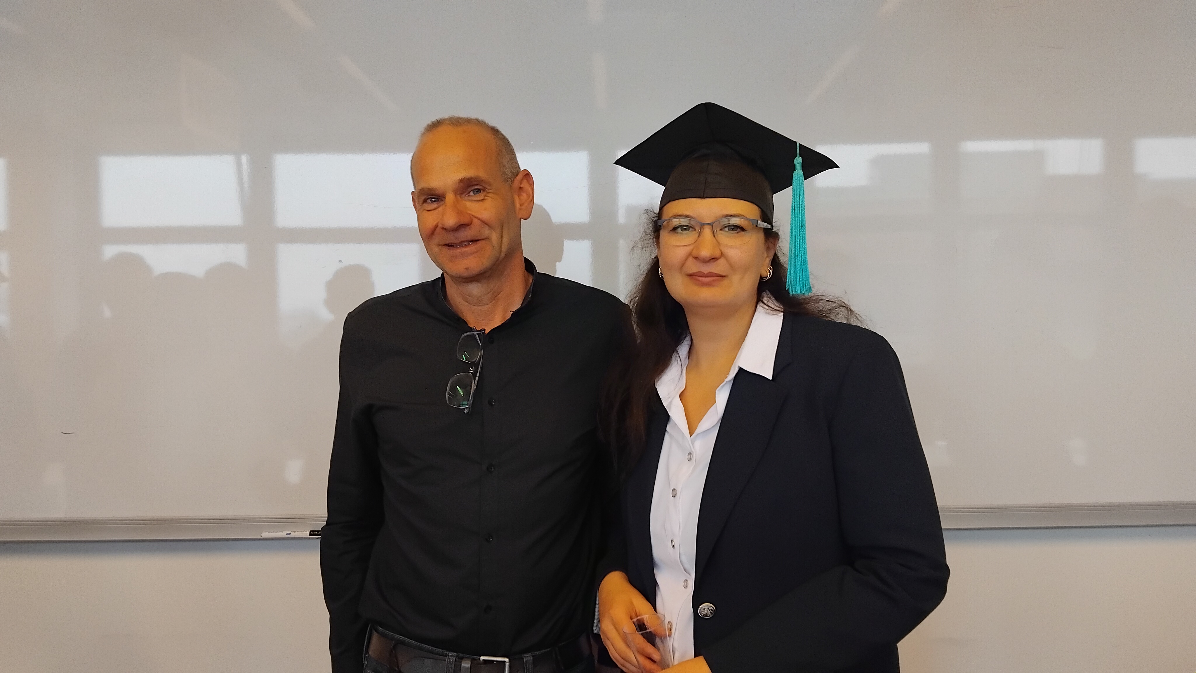 Prof. Rüter mit Dr. Schledewitz nach erfolgreicher Promotion.