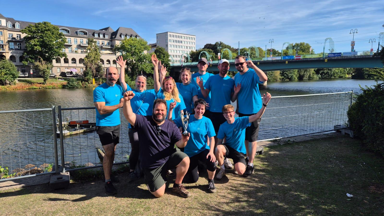Die Mannschaft der HRW präsentiert den Pokal bei der Drachenbootregatta