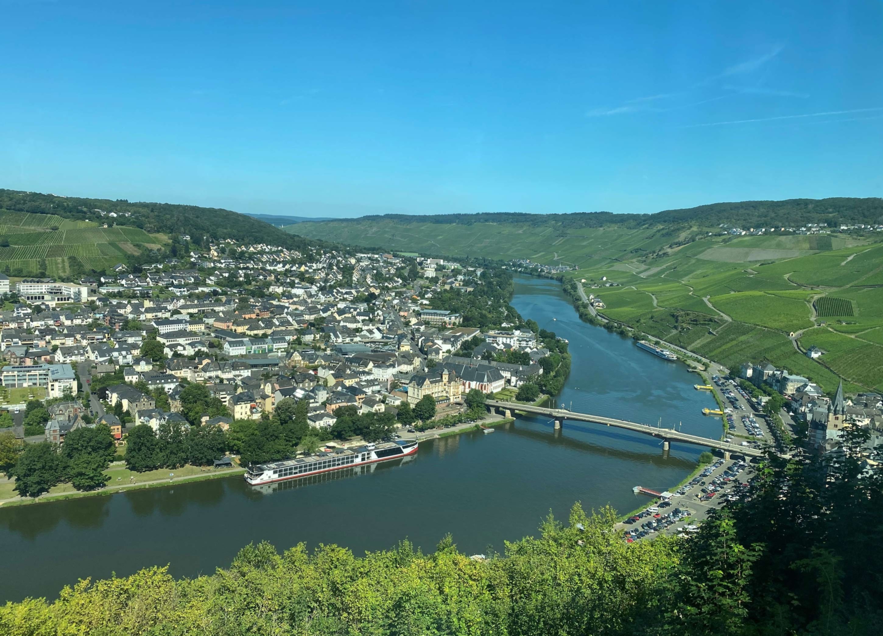 Ein Fluss schlängelt sich durch eine bebaute Landschaft.