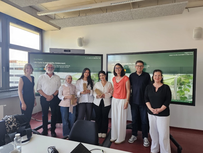 Gewinner:innen und Jury der Green Healthtech Challenge der Hochschule Ruhr West
