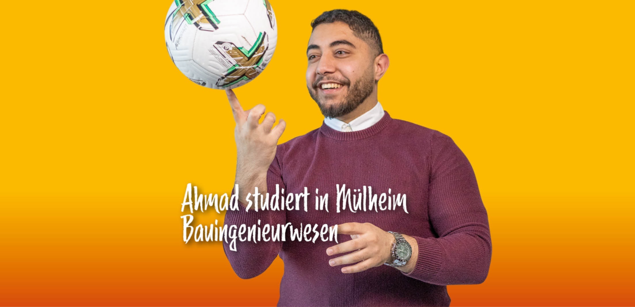 Foto: Junger Mann, der einen Fußball auf dem Zeigefinger balanciert