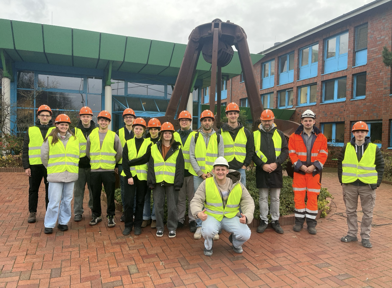 Studierende des Studiengangs Energie- und Umwelttechnik mit Prof. Dr.-Ing. Jochen Schubert, Institut Energiesysteme und Energiewirtschaft.