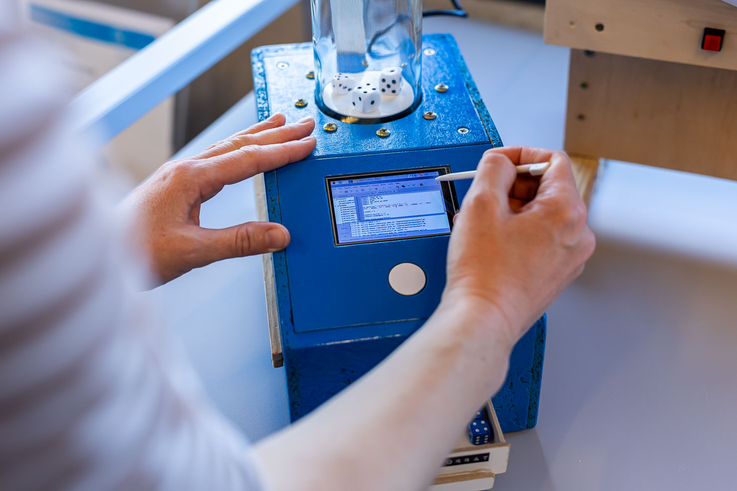 Selbstgebaute Würfelmaschine mit Touch-Display