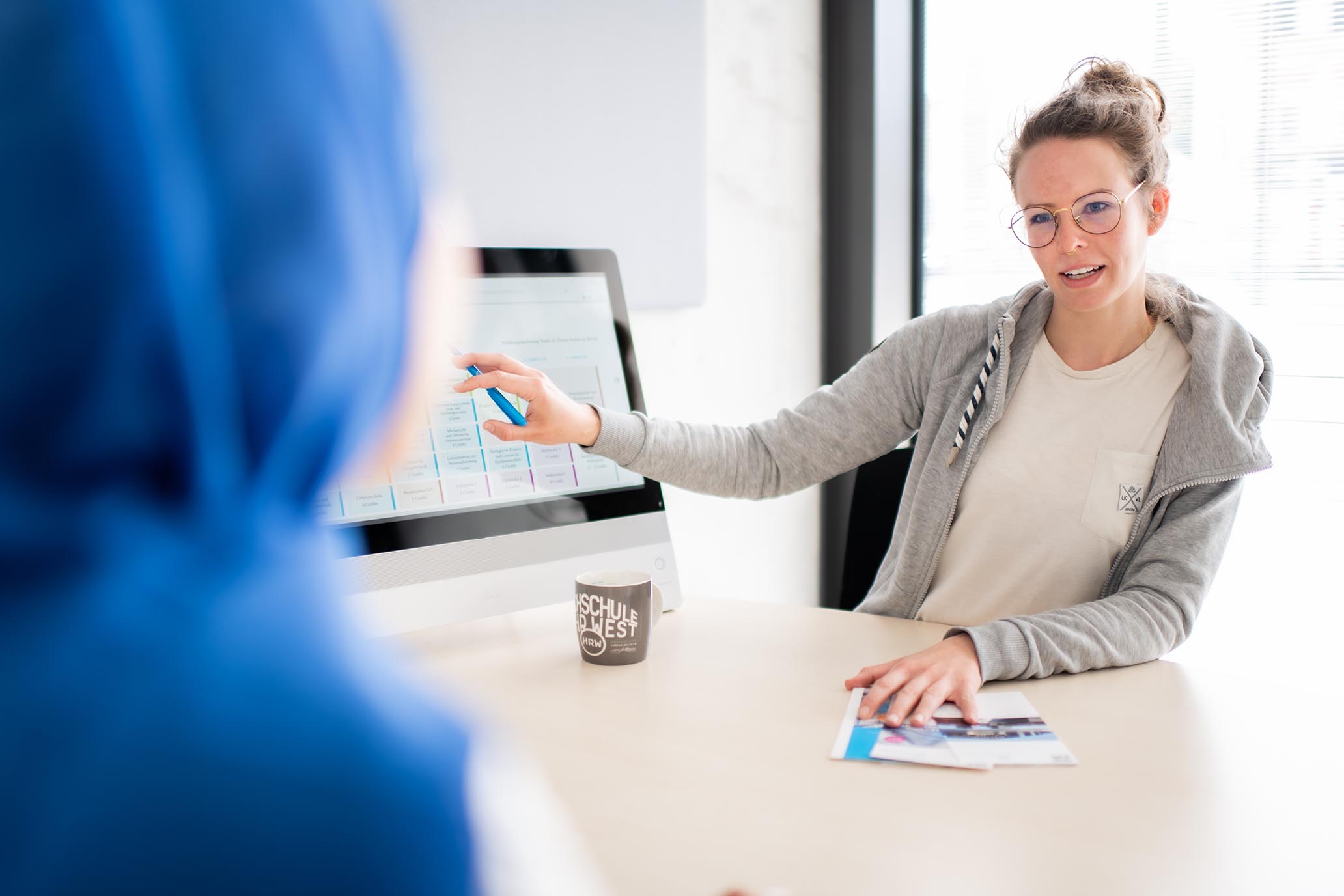Beratungssituation; eine Frau führt ein Gespräch mit einer Studierenden.