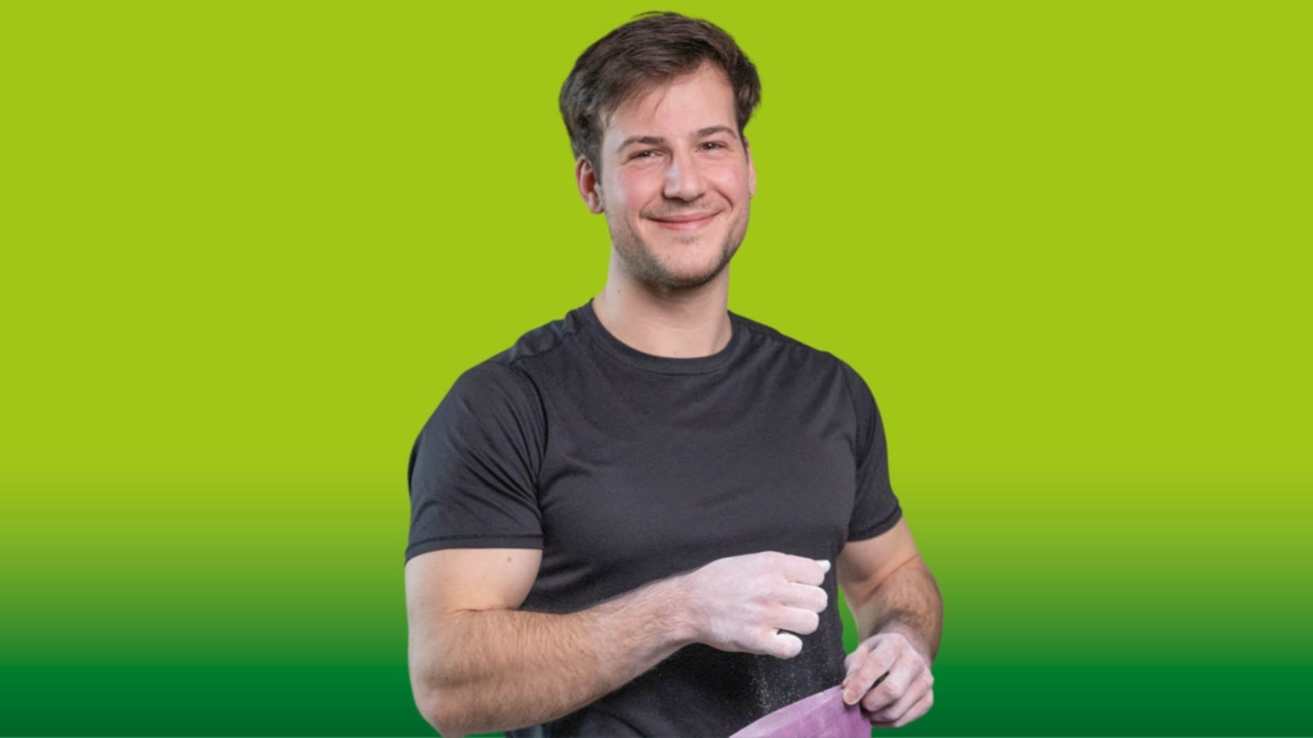 Foto: Junger Mann mit zum Klettern gekalkten Händen