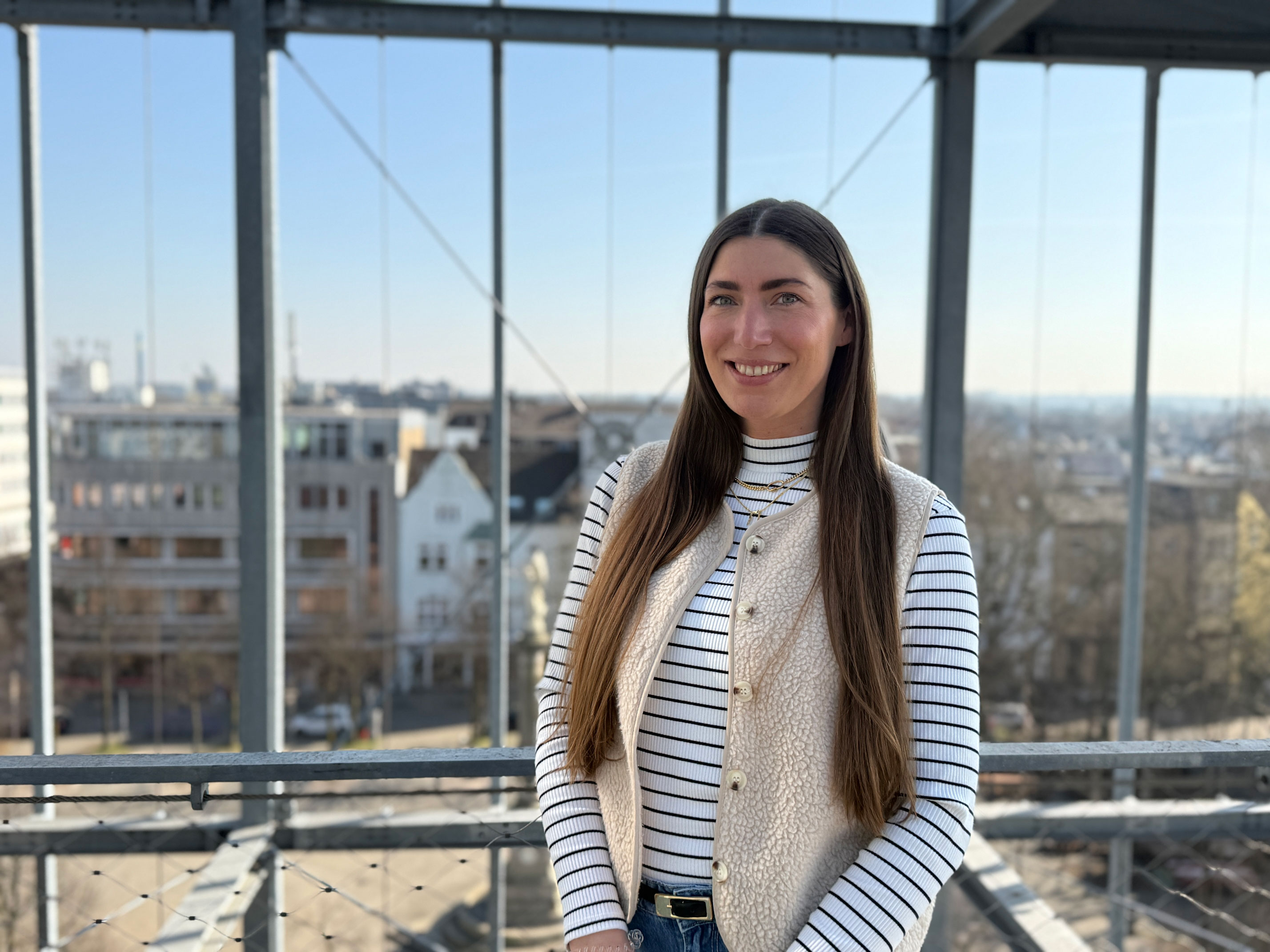 Simone Bresser im Porträt über den Dächern von Oberhausen