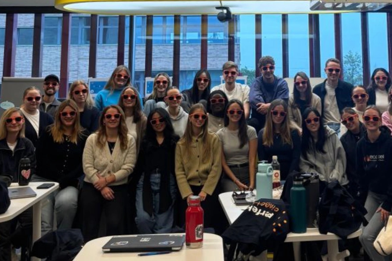 Unternehmenskooperation im Studium: mehrere Personen zusammen