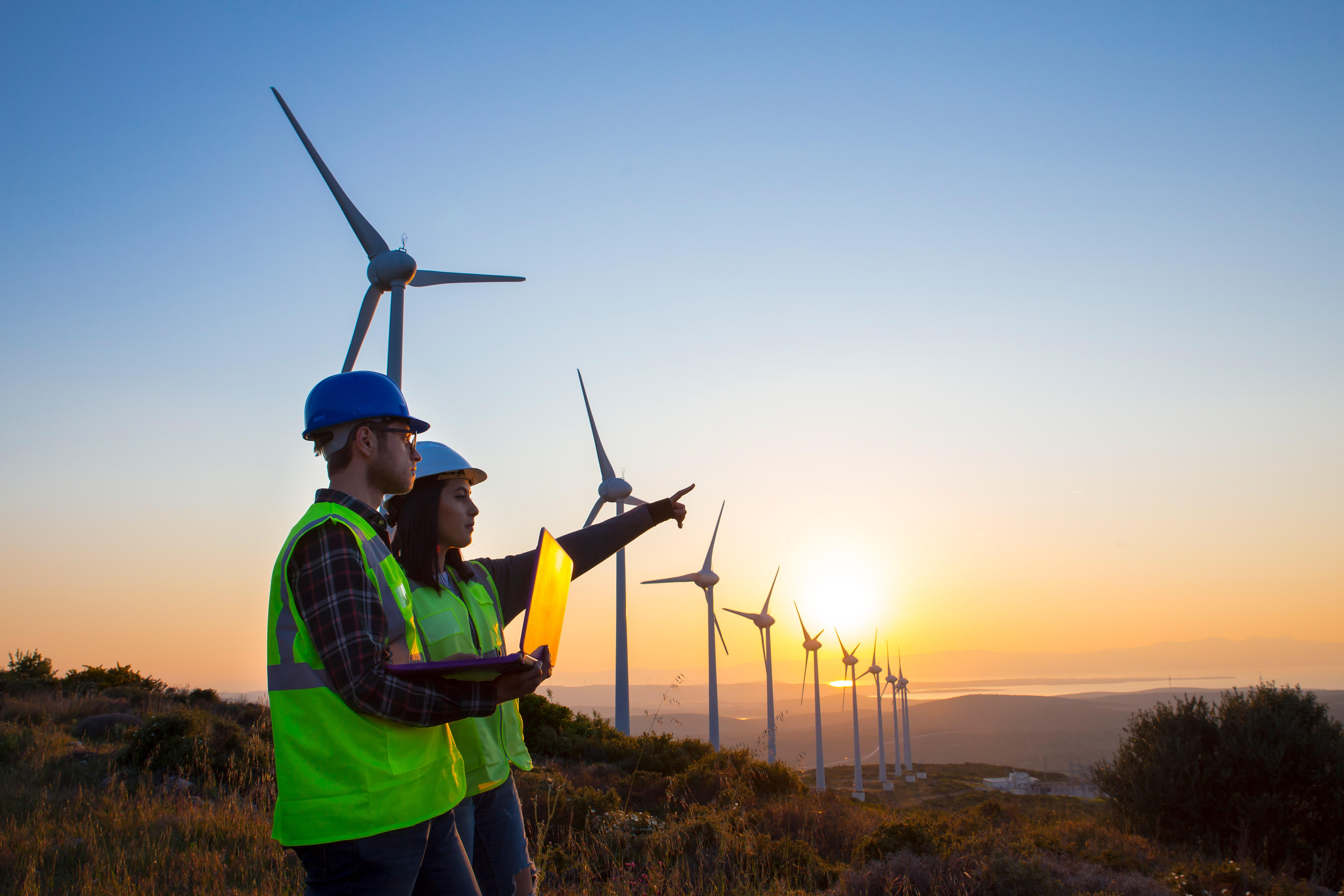 Energieeffizienz_iStock-912704616_Ingenieure Windkraftanlagen.jpg