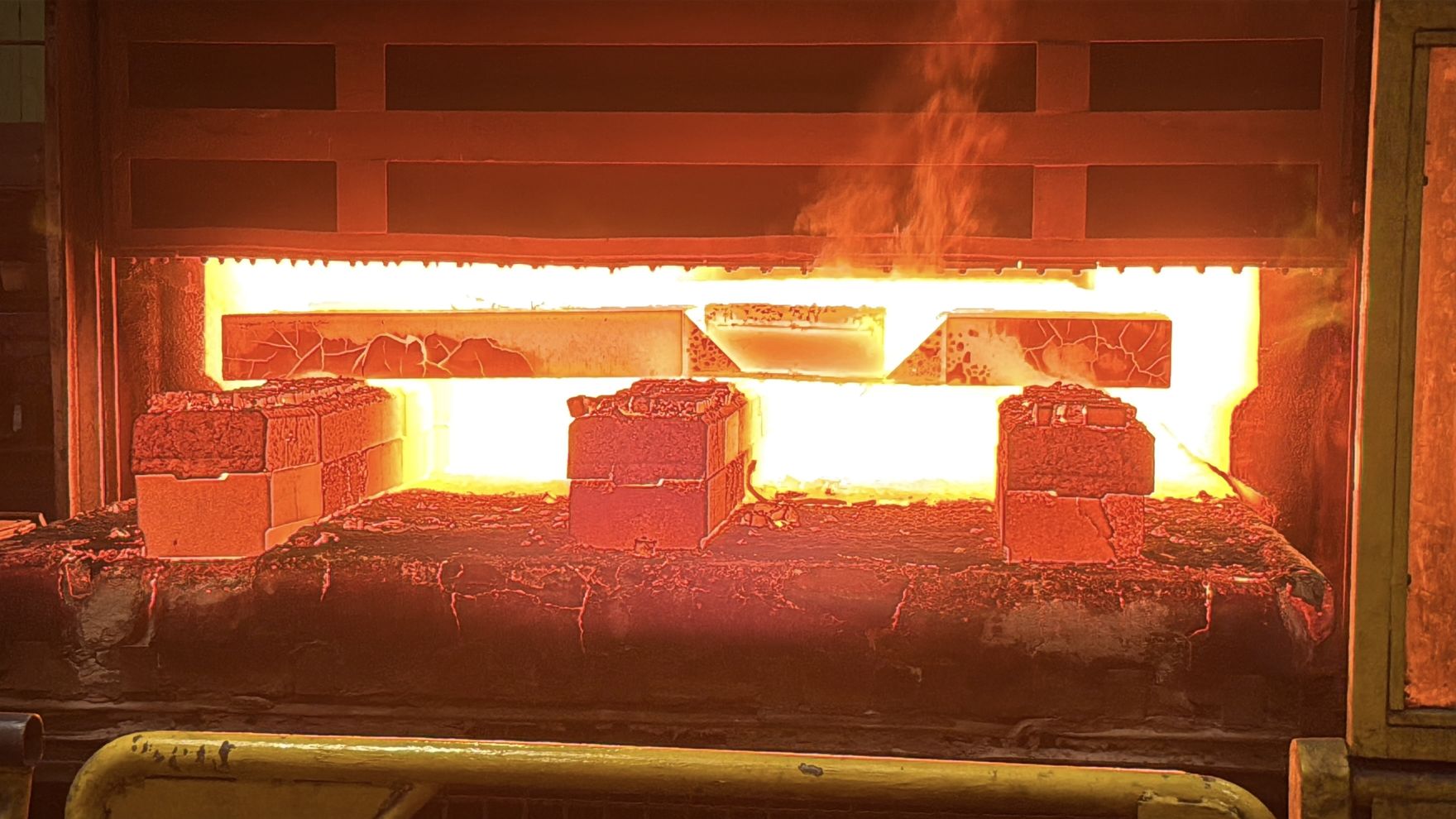 Furnace - Blick in Stahlofen mit glühendem Material