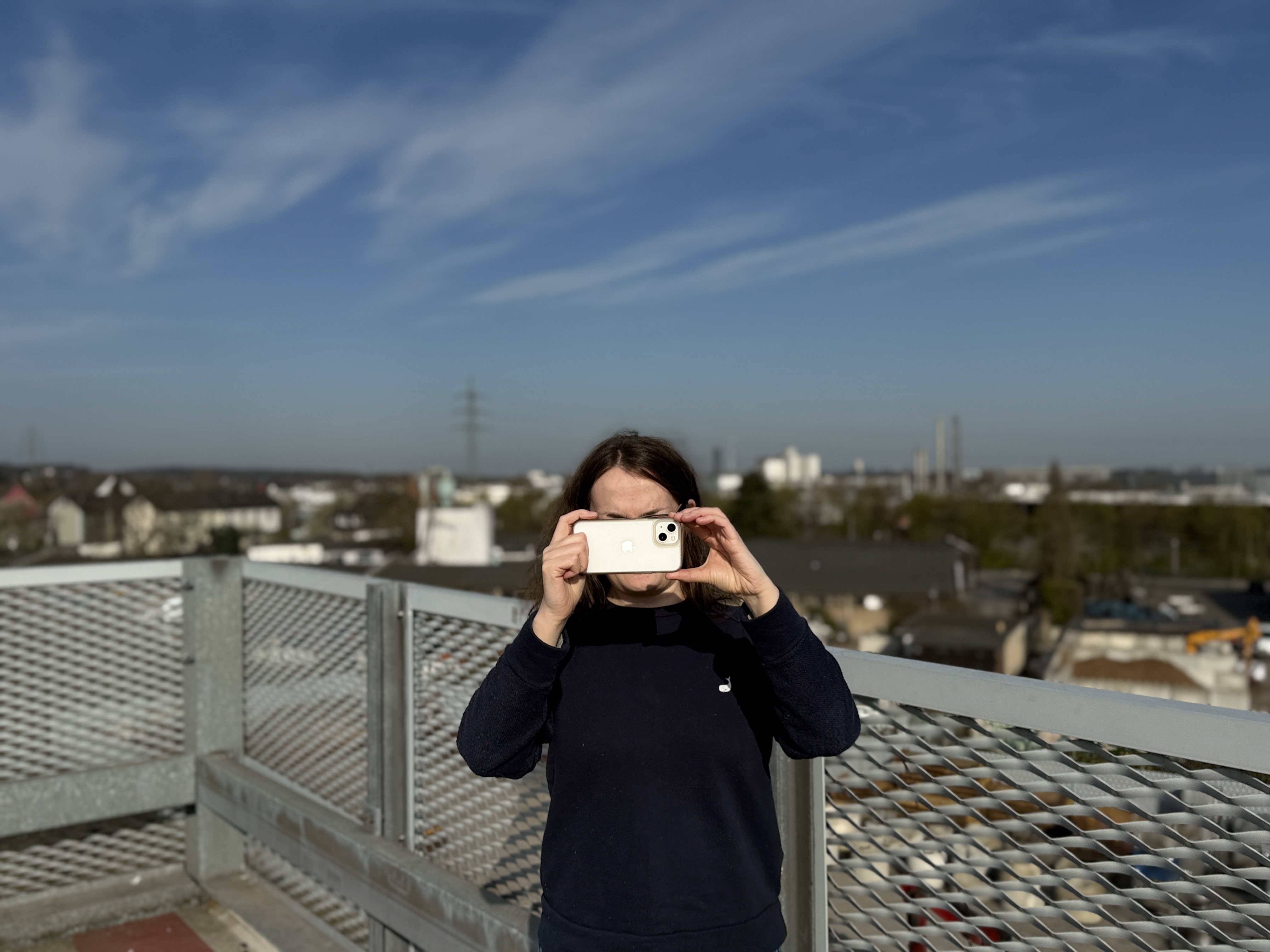 Elisabeth fotografiert mit dem Smartphone den Fotografen