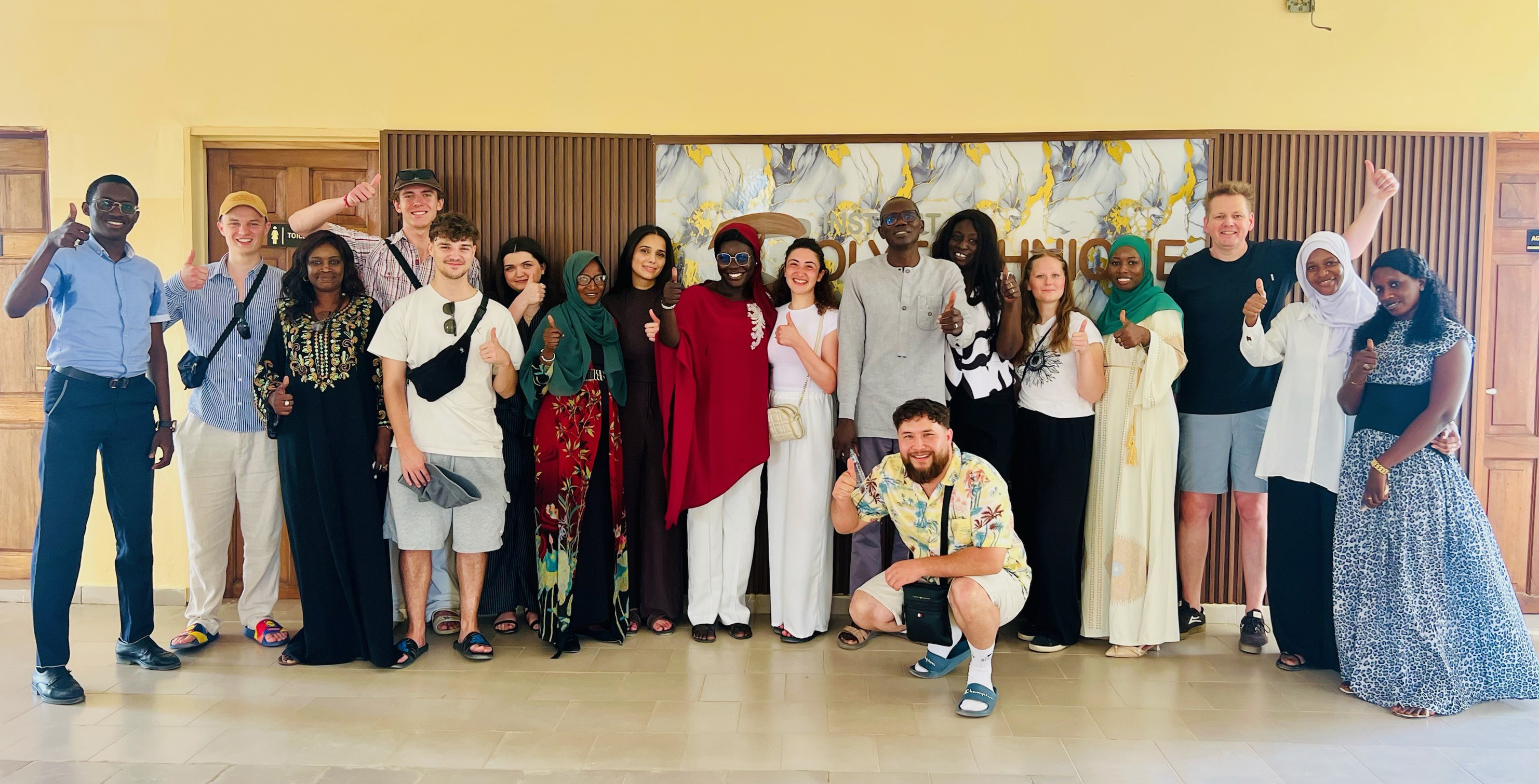 Eine Gruppe von Studierenden und Lehrenden aus Deutschland und dem Senegal  lächelt freundlich
