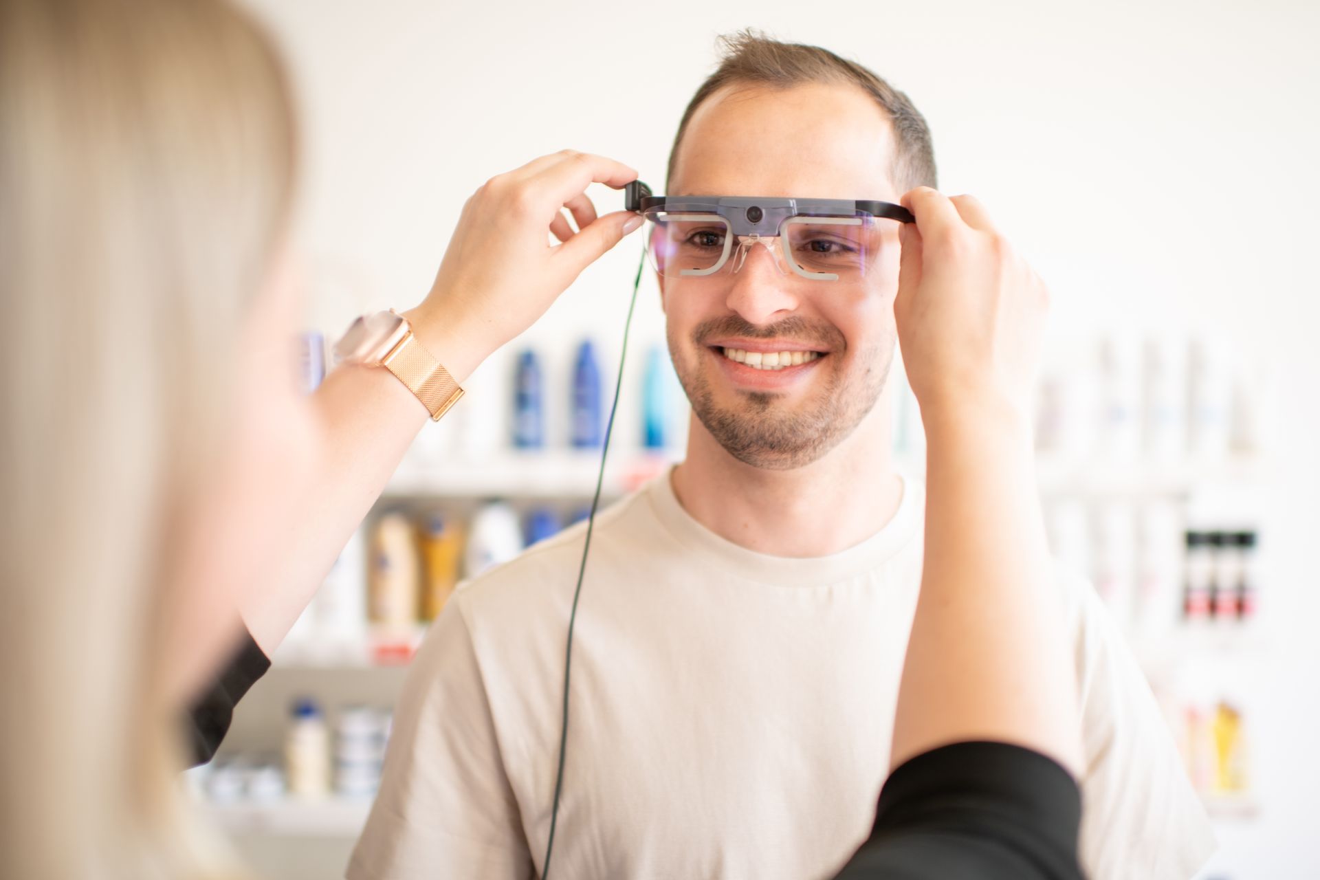Ein Student der Hochschule Ruhr West testet eine smarte Datenbrille im Anwendungsfeld Augmented Reality. Die HRW verbindet moderne Technologie mit praxisnaher Lehre und innovativen Lösungen für Industrie und Alltag.