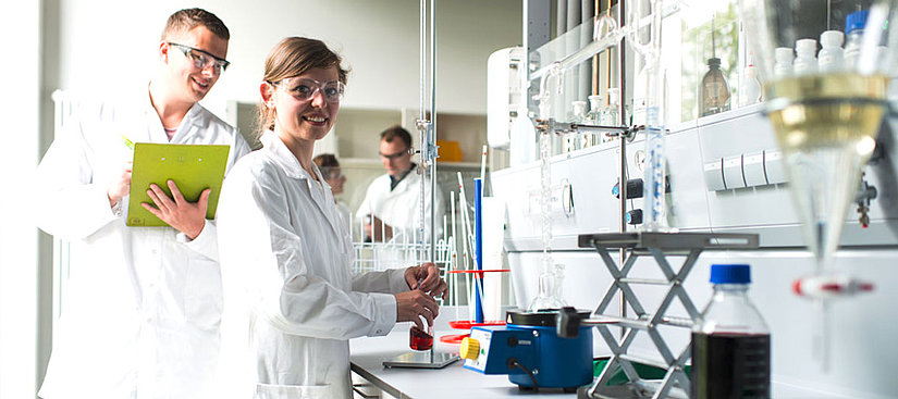 Zwei Chemikanten arbeiten an einem Projekt