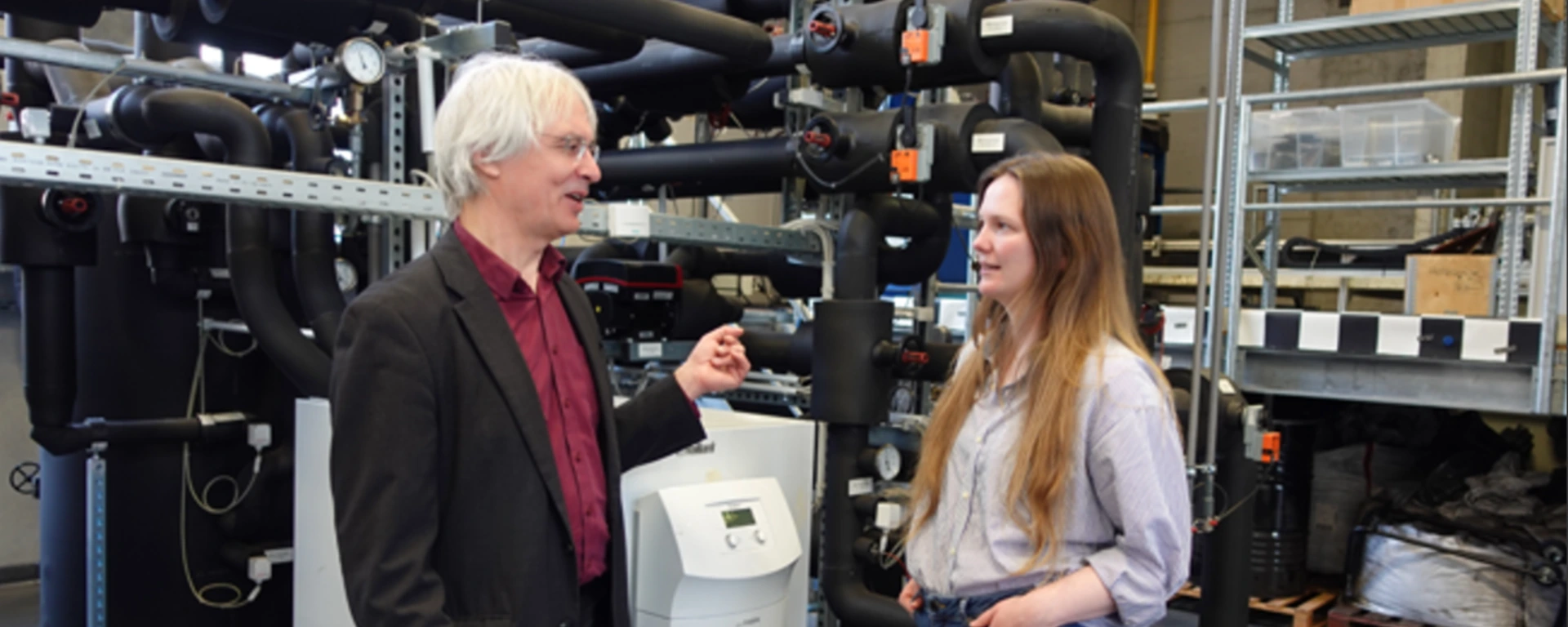 Anne-Sophie Kagel von der Wirtschaftsförderung Bottrop informiert sich an der HRW über Energieforschung und Kooperationsmöglichkeiten für Unternehmen.