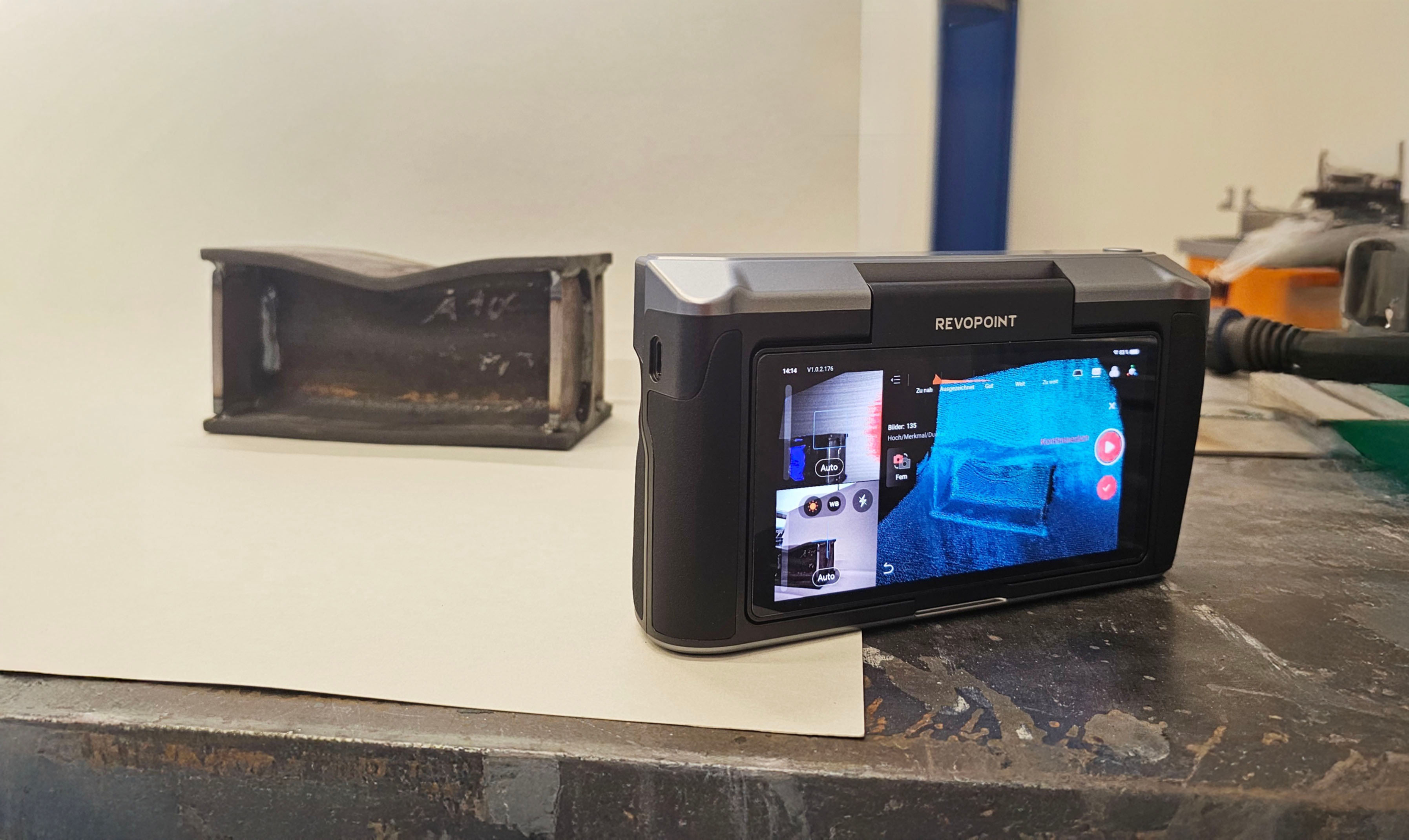 Laserscanner der eine Stahlträgerkonstruktion auf seinem Farbsiyplay darstellt