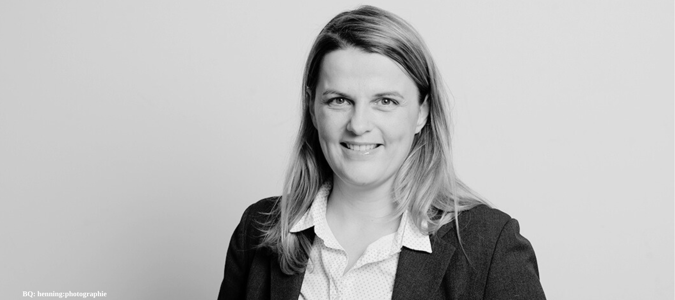 Portraitfoto von Prof. Dr. Julia Hornstein in schwarz-weiß