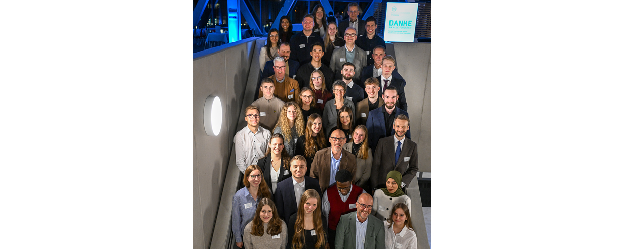 Frauen und Männer auf einer Treppe aufgereiht