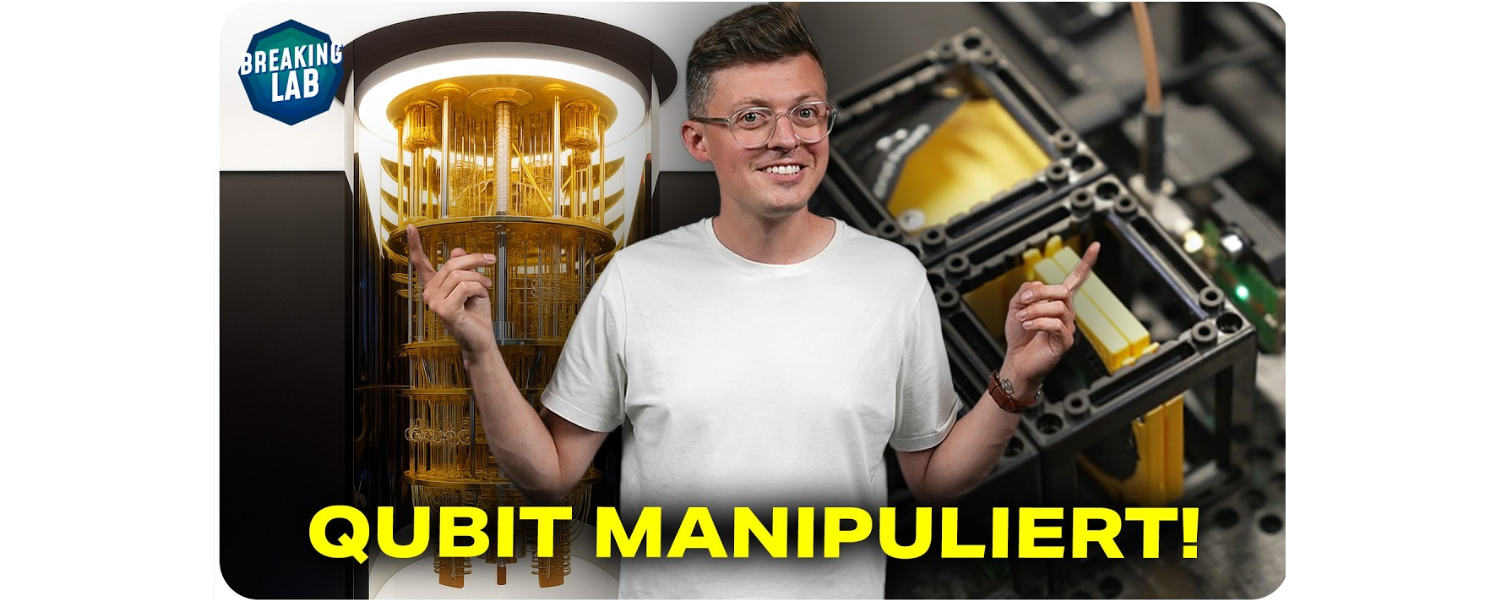 YouTuber Jacob vom Kanal Breaking Lab steht zwischen einem Quantencomputer und technischer Hardware. Im Bild sind das Breaking-Lab-Logo und der Schriftzug ‚QUBIT MANIPULIERT!‘ zu sehen. Anlass war der Besuch im HRW FabLab im Rahmen des Projekts Quantum Minilabs.