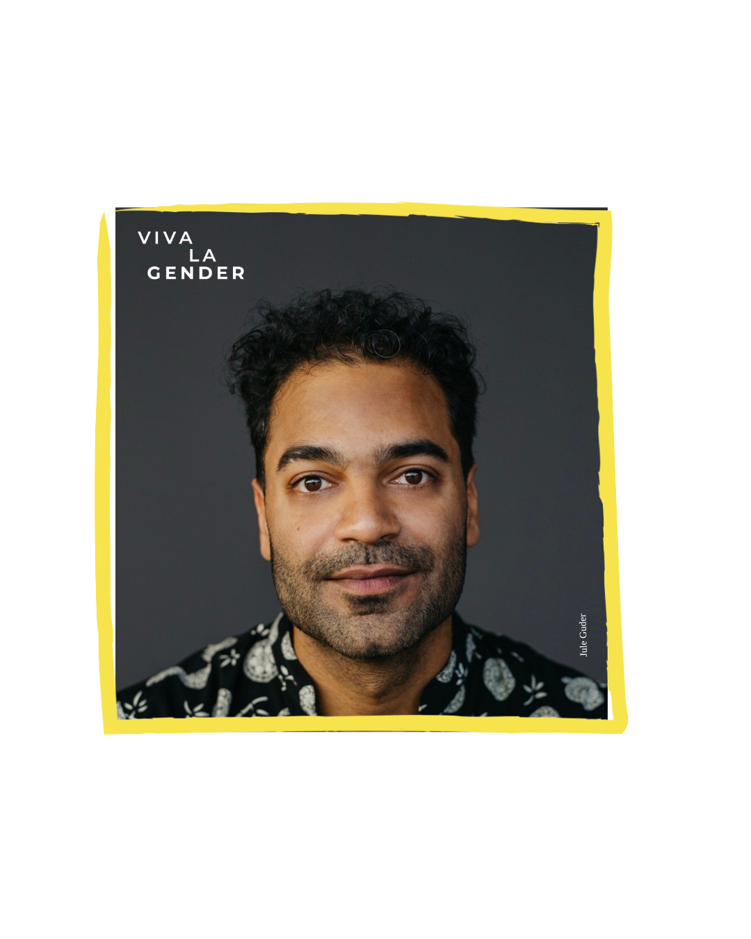 Porträt einer Person mit lockigem Haar und Bart, schwarzes Hemd mit Muster, grauer Hintergrund, gelber Rand, Text 'VIVA LA GENDER'.